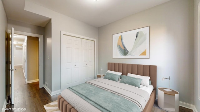 bedroom with baseboards, dark wood-type flooring, and a closet