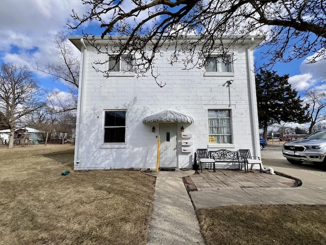 view of front of property with a front yard