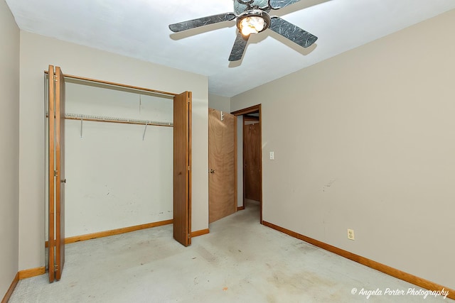 unfurnished bedroom featuring a ceiling fan, baseboards, and a closet