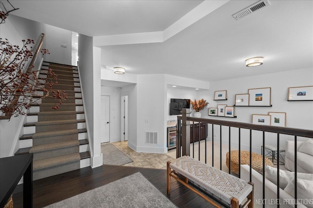 entryway featuring visible vents and baseboards