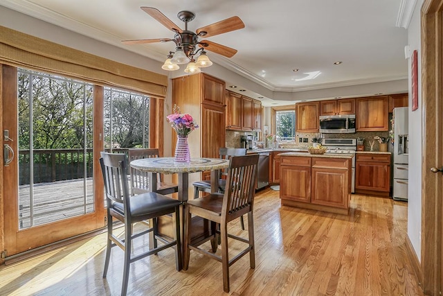 dining area with crown molding, ceiling fan, light wood-style floors, and recessed lighting