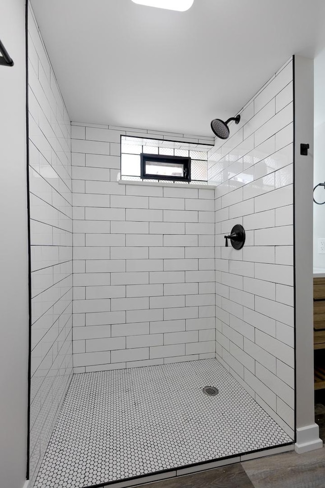 bathroom featuring tiled shower