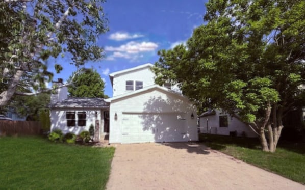 1816 Sadler Dr, Champaign, IL 61821 - traditional-style house with concrete driveway