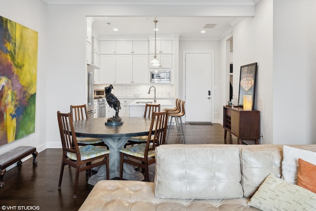 dining room featuring dark wood-type flooring, recessed lighting, visible vents, and baseboards