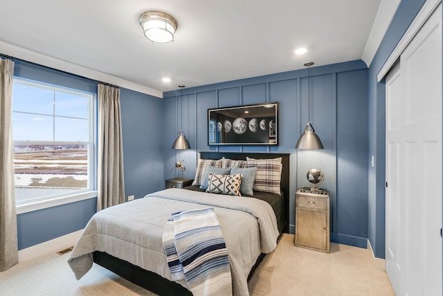 bedroom featuring recessed lighting, visible vents, baseboards, and light colored carpet