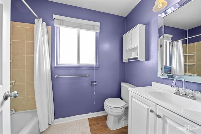 full bathroom featuring baseboards, toilet, wood finished floors, vanity, and shower / bathtub combination with curtain