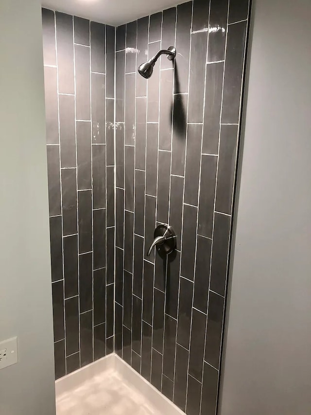 bathroom featuring tiled shower