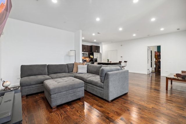 living room with dark wood-style floors, recessed lighting, and baseboards