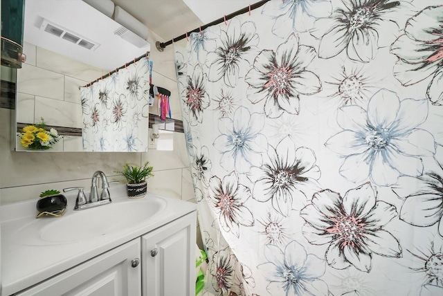 full bathroom featuring curtained shower, visible vents, and vanity