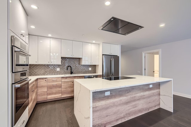 kitchen featuring decorative backsplash, dark wood-style flooring, stainless steel appliances, and modern cabinets