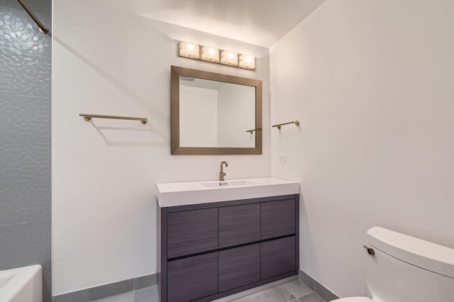 full bathroom featuring vanity, toilet, a shower, and baseboards