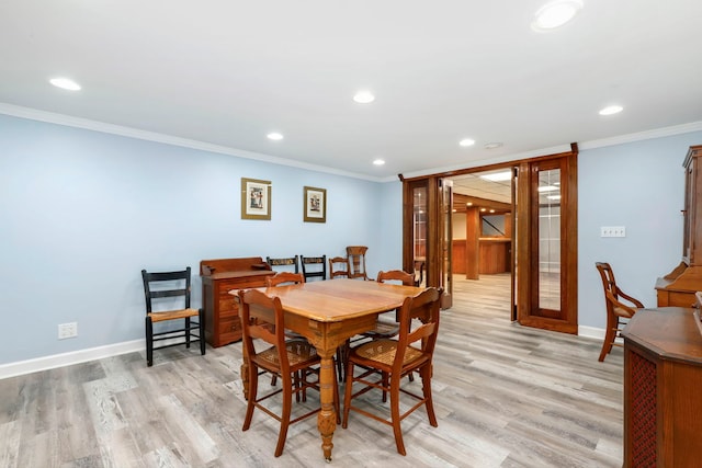 dining room featuring baseboards, light wood finished floors, recessed lighting, and crown molding