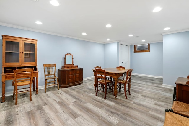 dining space with ornamental molding, light wood-style flooring, and recessed lighting