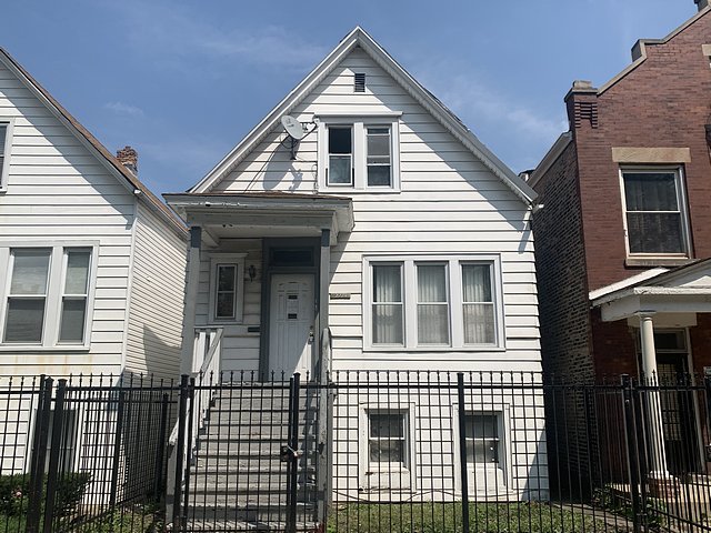 view of front facade featuring a fenced front yard and a gate