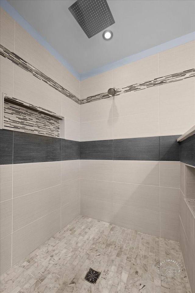 bathroom featuring tiled shower