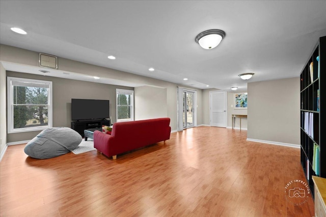 living area featuring recessed lighting, light wood-style flooring, and baseboards