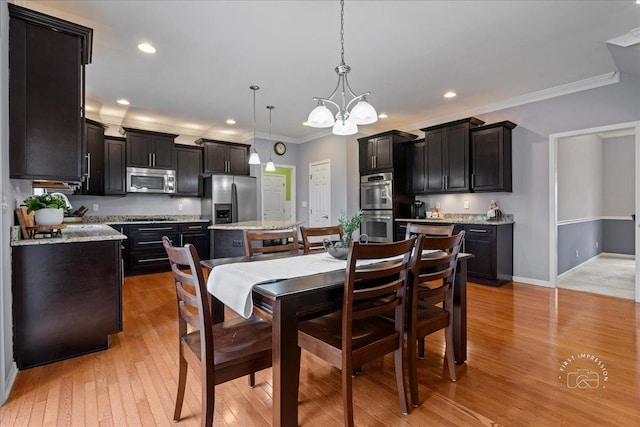 dining area featuring crown molding, recessed lighting, light wood-style floors, a chandelier, and baseboards