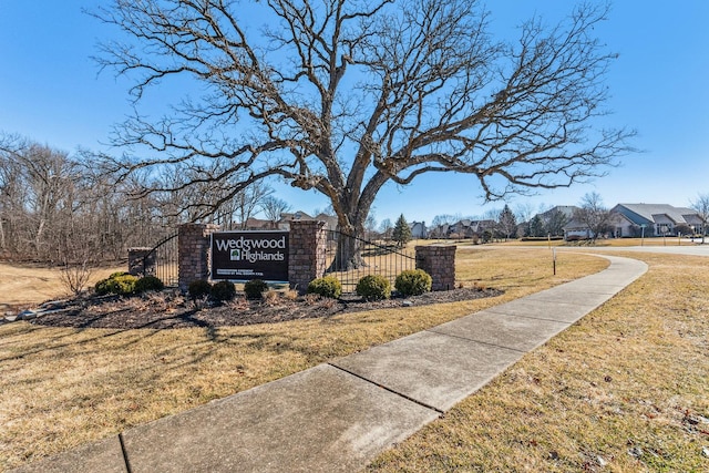 community sign featuring a yard