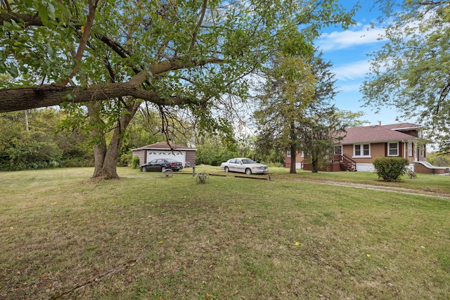 view of yard with an outdoor structure