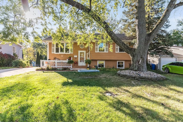 split foyer home featuring a front yard and covered porch