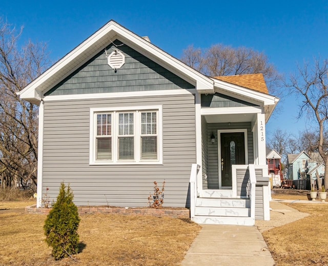 bungalow-style house featuring a front lawn