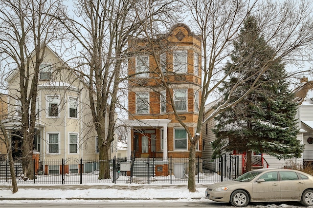 view of front of property featuring a fenced front yard