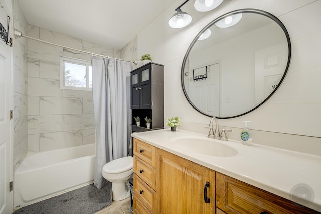 bathroom with shower / tub combo with curtain, vanity, and toilet