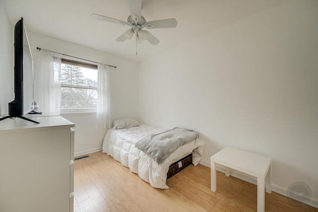 bedroom with light wood-type flooring, baseboards, visible vents, and ceiling fan