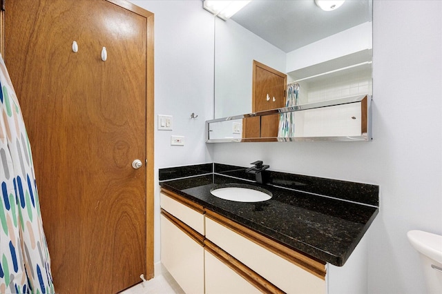 bathroom with toilet, a shower with curtain, and vanity