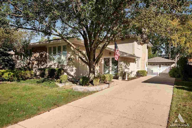 view of front of house featuring brick siding and a front yard