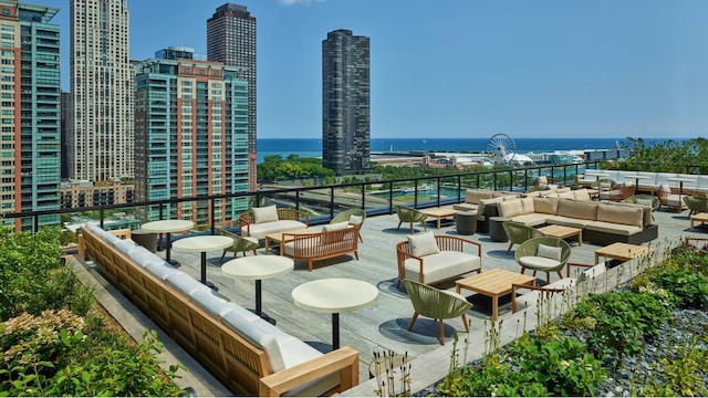 balcony featuring an outdoor hangout area and a view of city