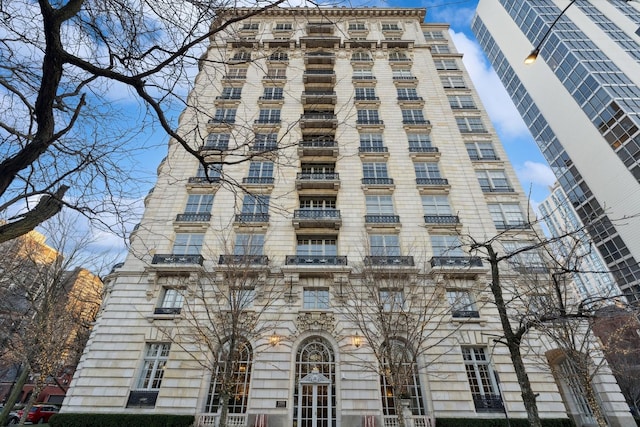 Listing photo 2 for 1550 N State Pkwy Unit Lib-A, Chicago IL 60610