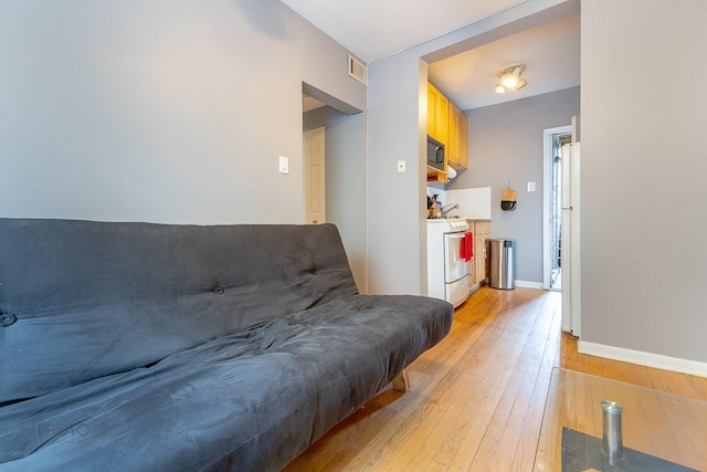 sitting room featuring light wood-style floors, baseboards, and visible vents