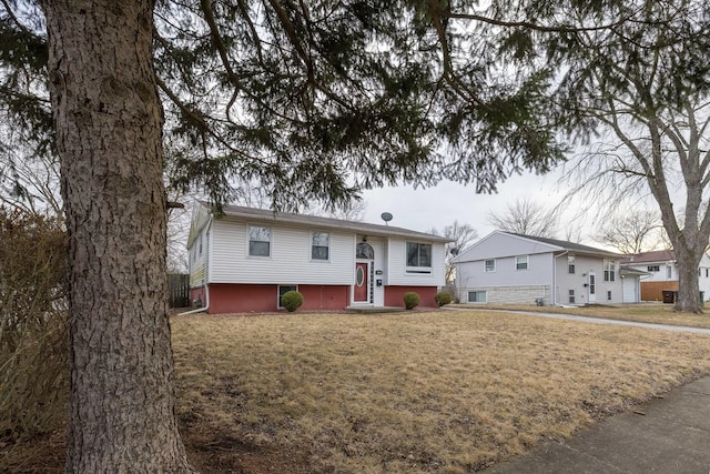 bi-level home featuring a front yard