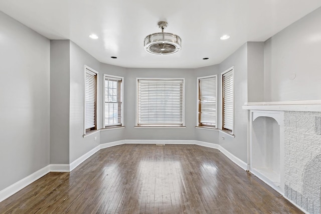 interior space with dark wood-type flooring, recessed lighting, and baseboards