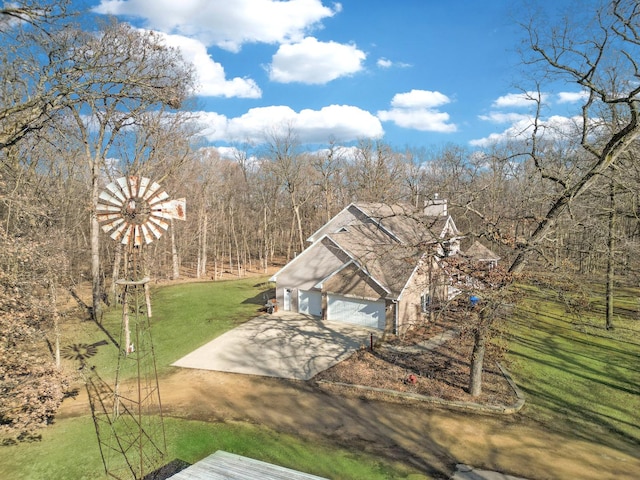 bird's eye view featuring a wooded view