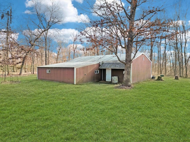 view of pole building featuring a yard