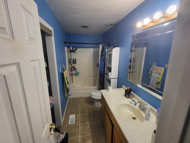 bathroom featuring shower / tub combo with curtain, visible vents, toilet, vanity, and tile patterned floors