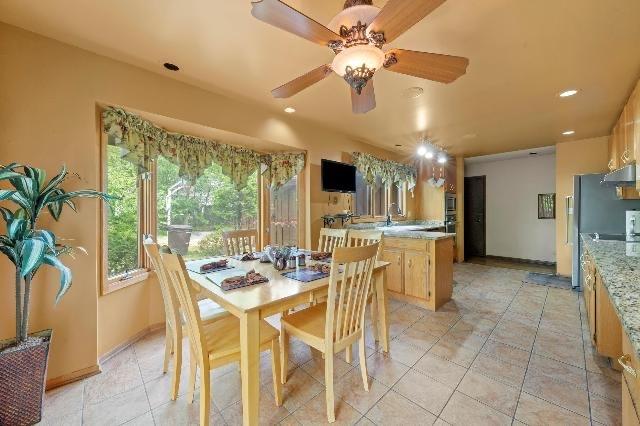 dining room with a ceiling fan, recessed lighting, light tile patterned flooring, and baseboards