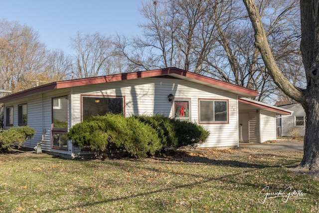 view of front of house with a front lawn