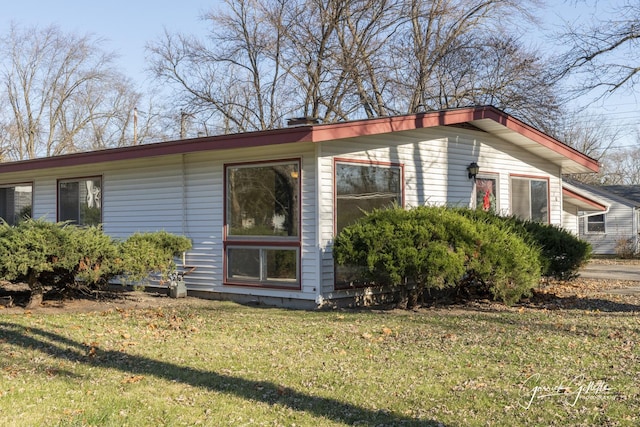 view of front of home with a front lawn