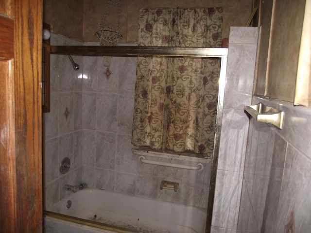 bathroom with combined bath / shower with glass door