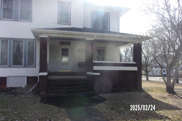 view of front facade with entry steps and covered porch