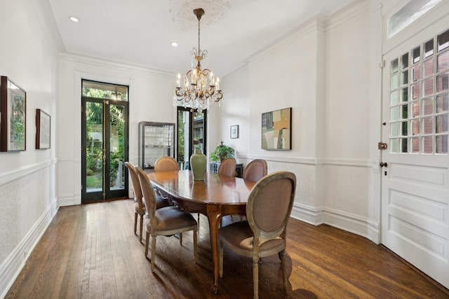 dining area with a notable chandelier, recessed lighting, crown molding, and hardwood / wood-style floors