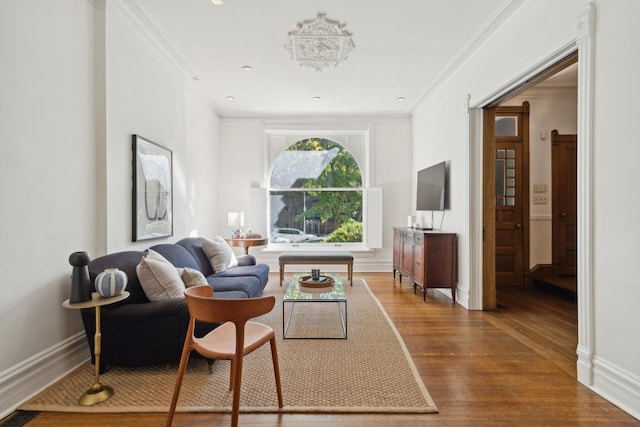 living area featuring recessed lighting, baseboards, wood finished floors, and crown molding