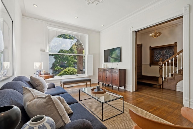 living room featuring recessed lighting, a notable chandelier, wood finished floors, and ornamental molding