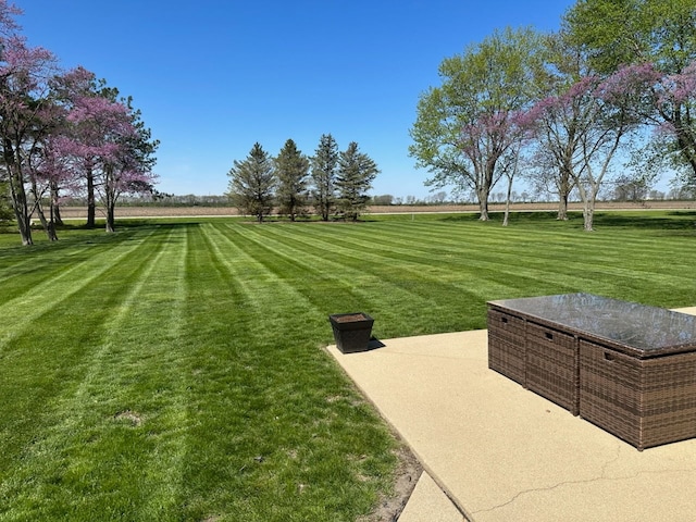 view of yard featuring a rural view