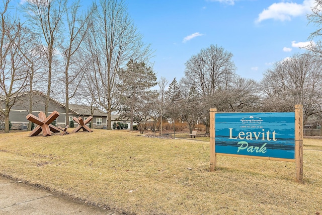 view of property's community featuring a lawn