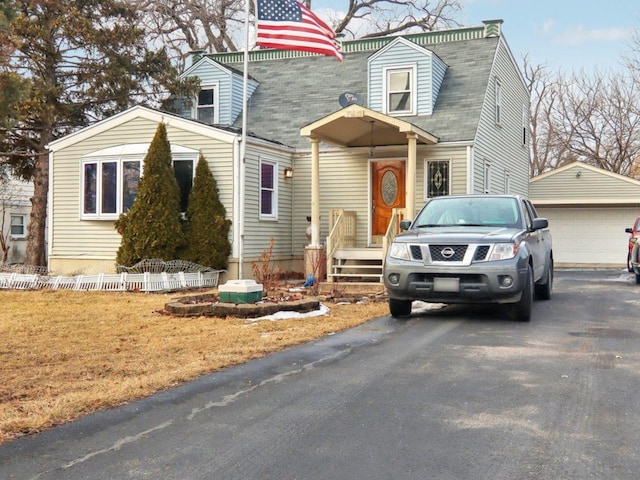 view of front of house with a detached garage and an outdoor structure