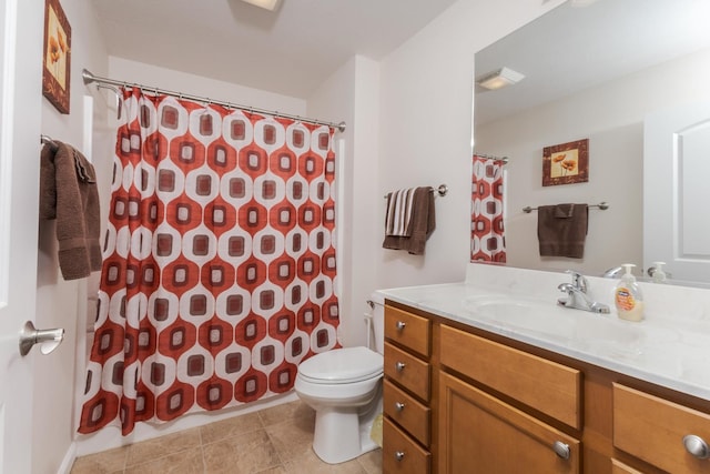 bathroom featuring a shower with curtain, vanity, and toilet